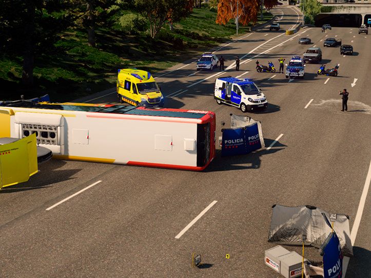 Accidente múltiple con un autobús volcado y varias unidades de emergencia