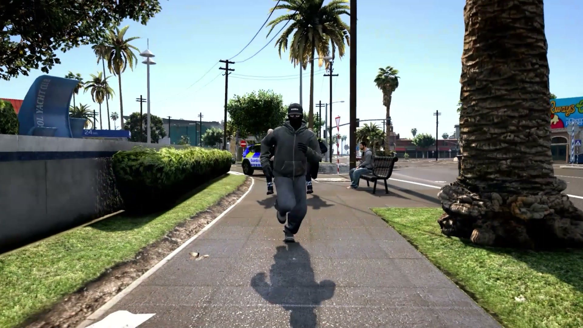 Persecución a pie por un paseo con palmeras
