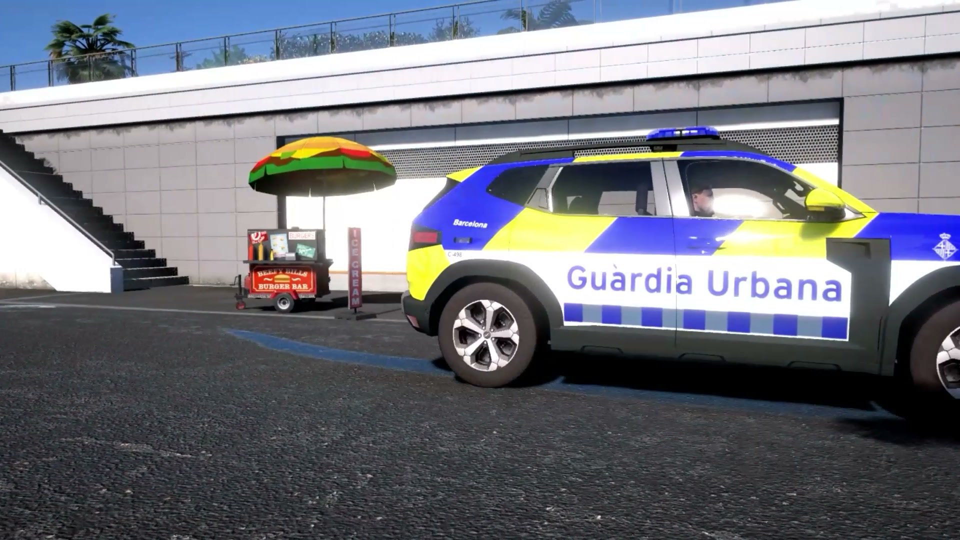 Coche de la Guàrdia Urbana circulando junto al puerto