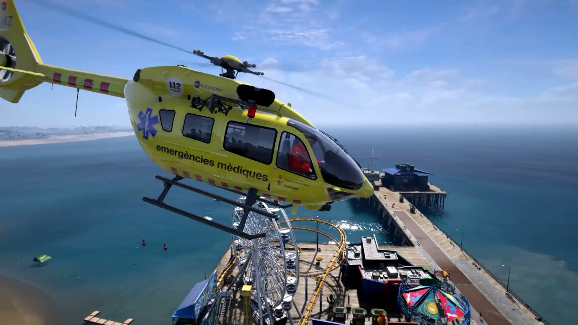 Helicóptero sanitario amarillo despegando junto al mar