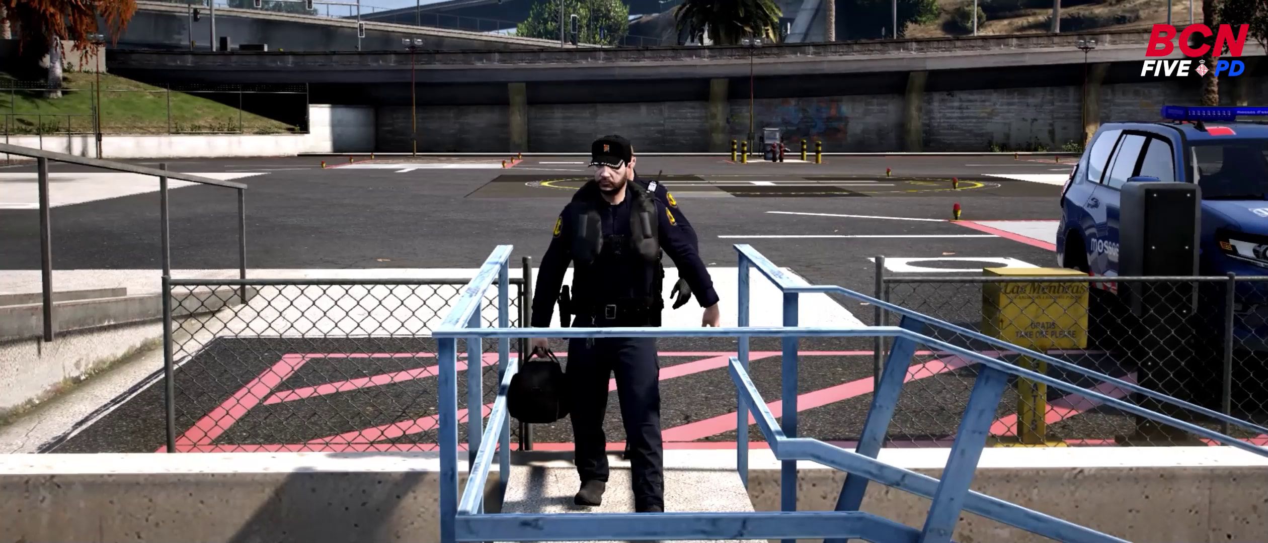 Agente de Mossos en el muelle del puerto