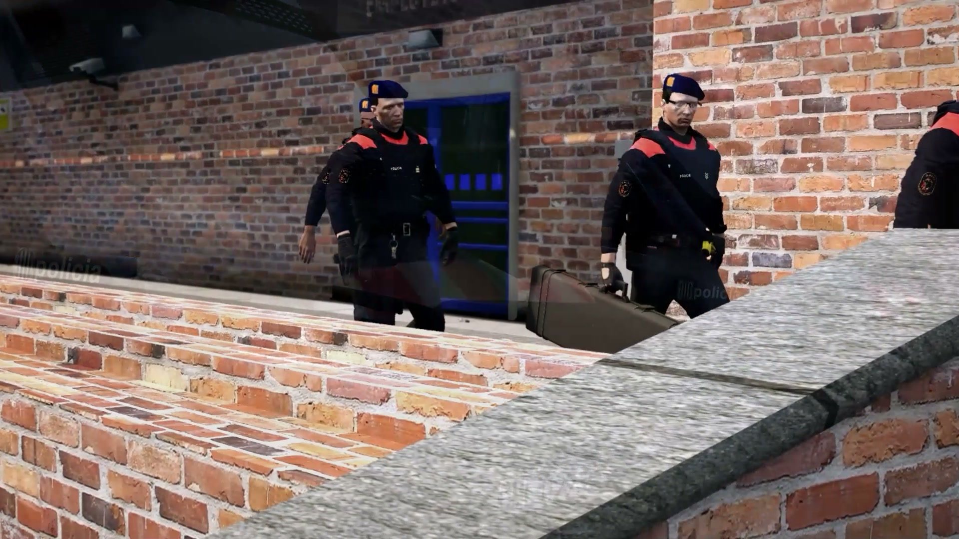 Agentes de Mossos preparando una entrada en un edificio