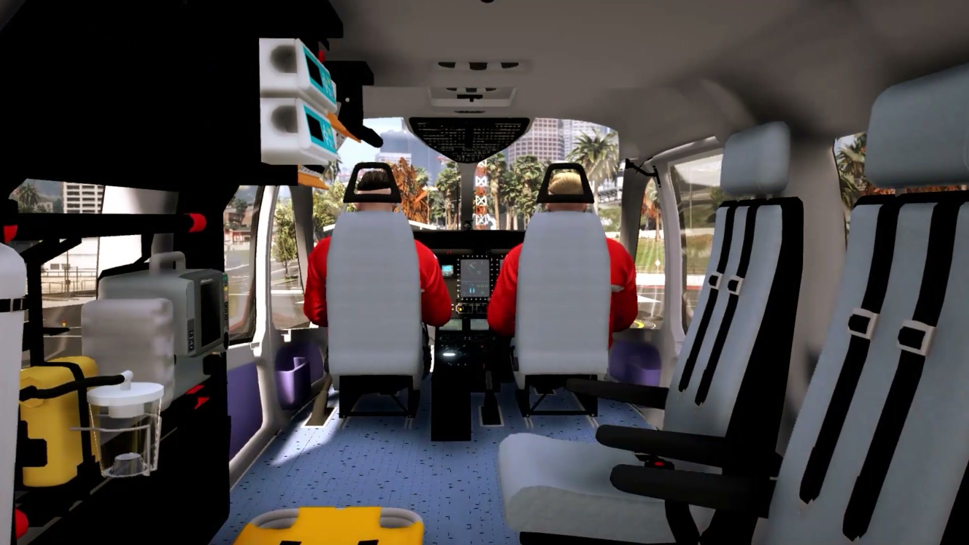 Interior del helicóptero sanitario con el equipo médico
