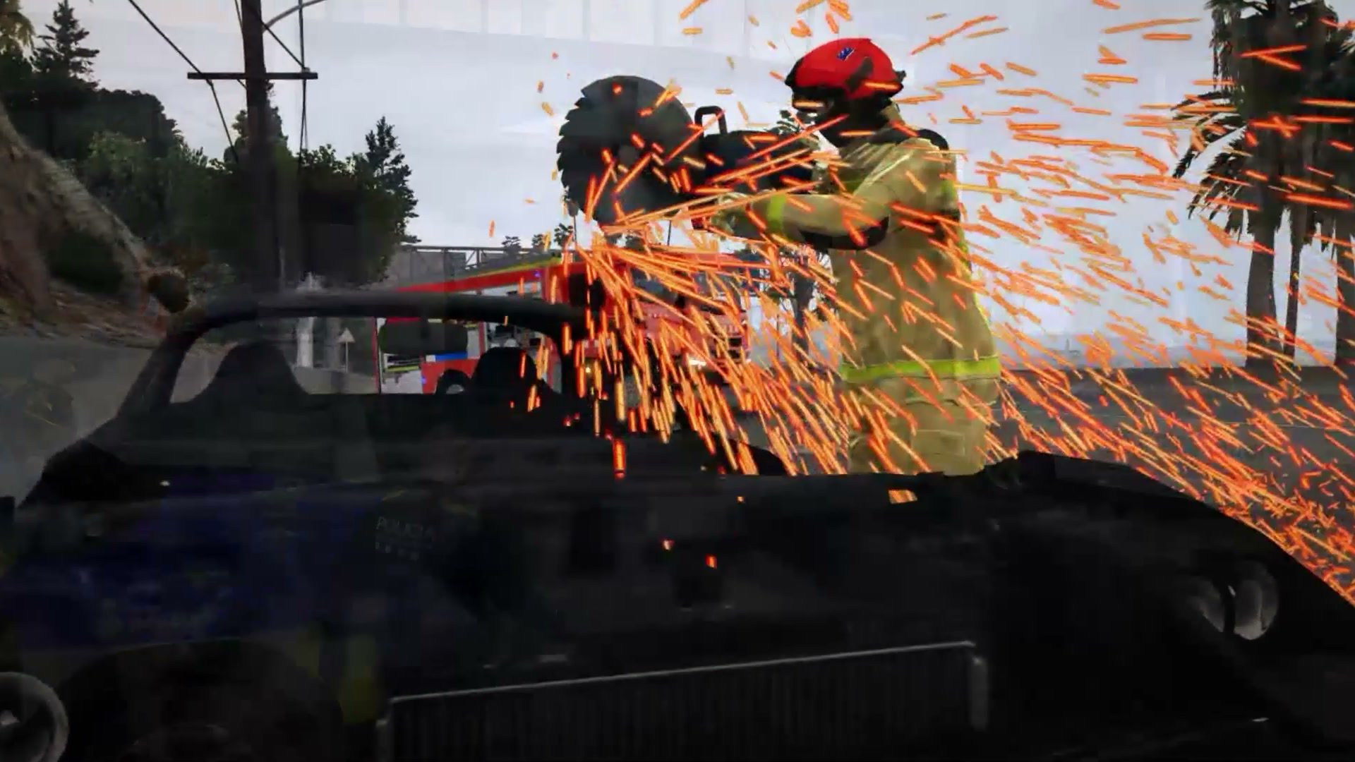Bombero cortando la carrocería de un coche para excarcelar a una persona