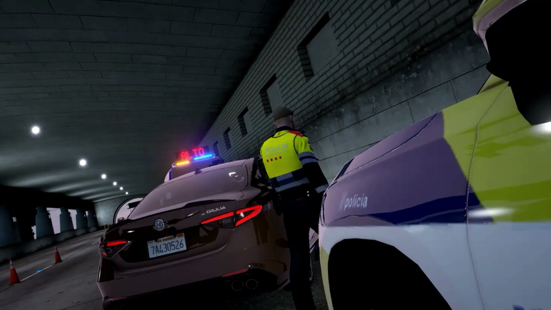Agente de la Guardia Urbana en un control nocturno dentro de un túnel