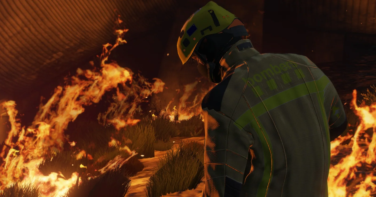 Bombero con casco frente a un incendio