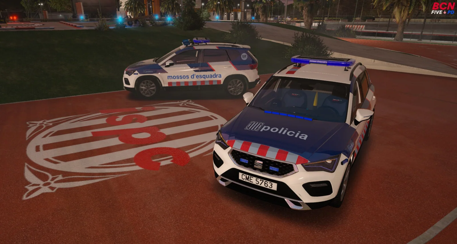 Dos coches de Mossos d’Esquadra aparcados en una plaza