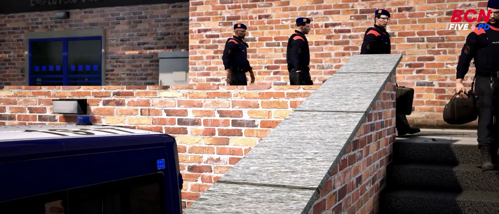 Agentes de Mossos preparando una entrada