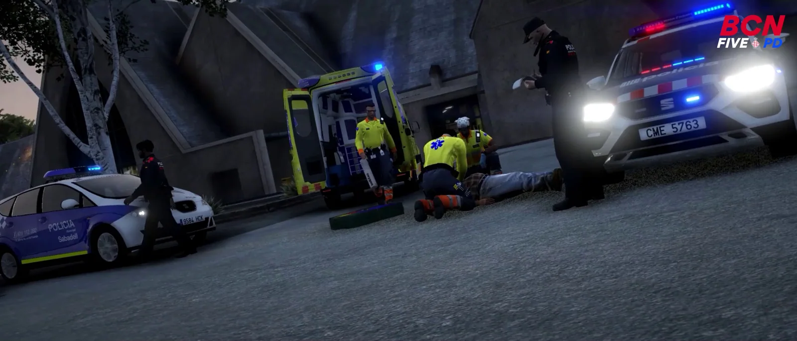 Accidente nocturno con patrullas y ambulancia del SEM