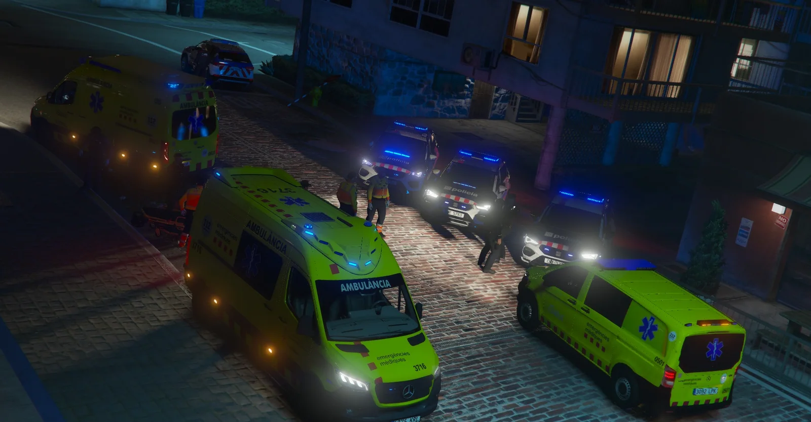 Ambulancias del SEM en una avenida de noche
