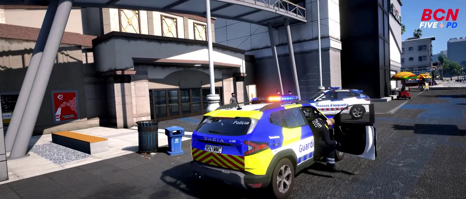 Coches de la Guàrdia Urbana y Mossos frente a un edificio