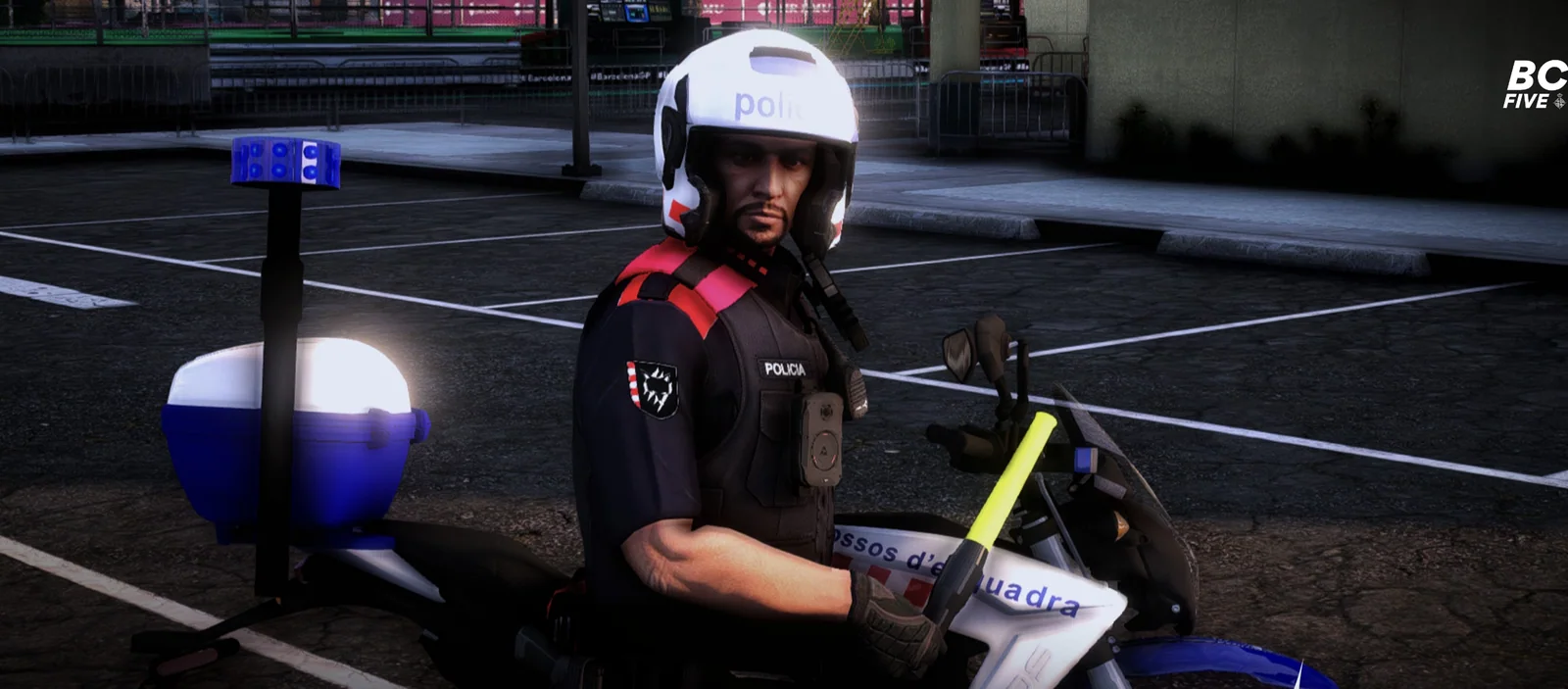 Agente motorista de Mossos d’Esquadra sobre su moto
