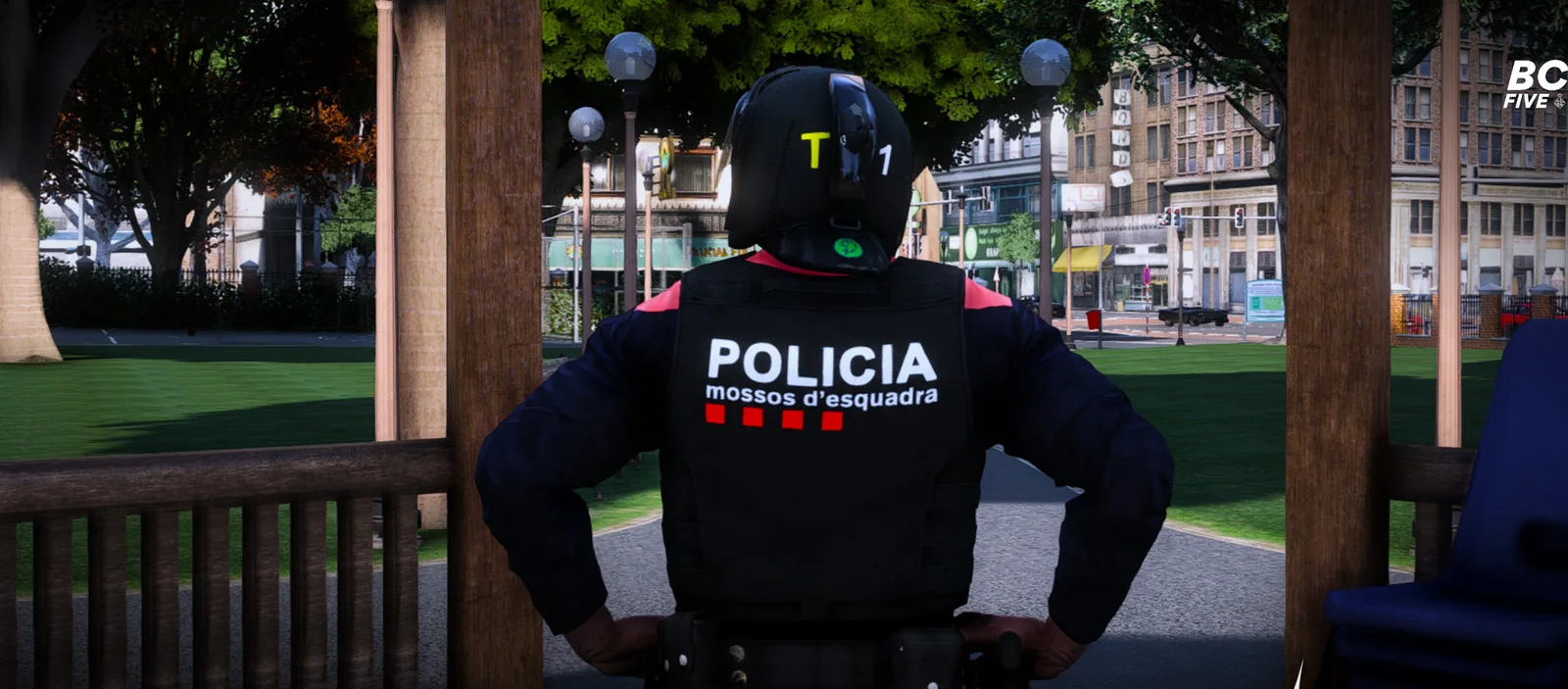 Agente de orden público de Mossos d’Esquadra de espaldas con casco y chaleco rotulado