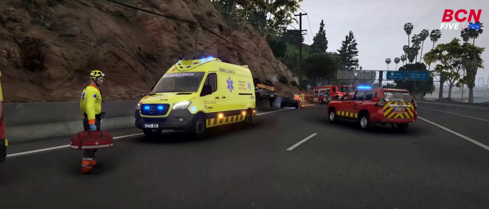 Técnico del SEM con material sanitario junto a una ambulancia y un camión de bomberos