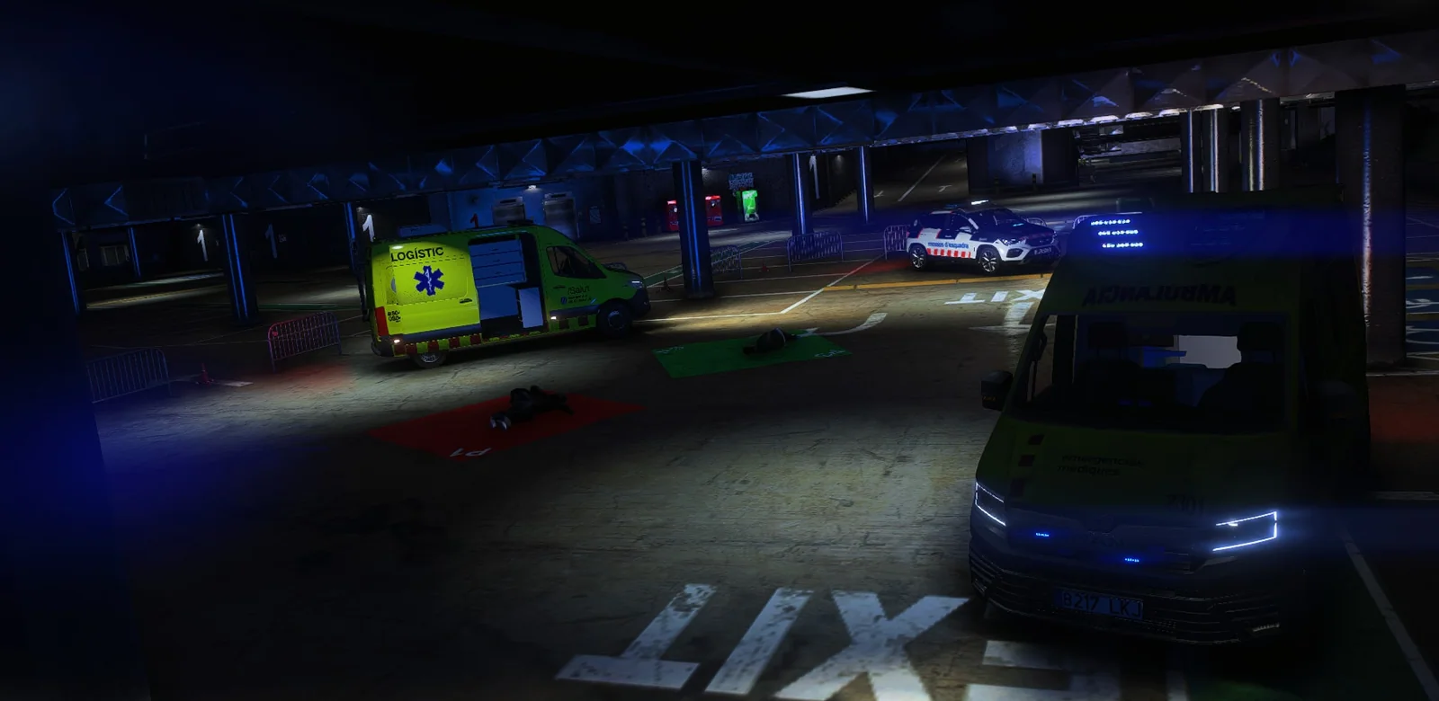 Aparcamiento de la base del SEM de noche con ambulancias y luces azules