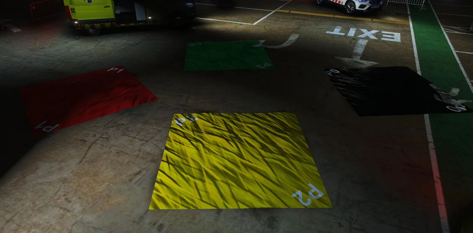 Lonas de triaje de colores extendidas junto a una ambulancia