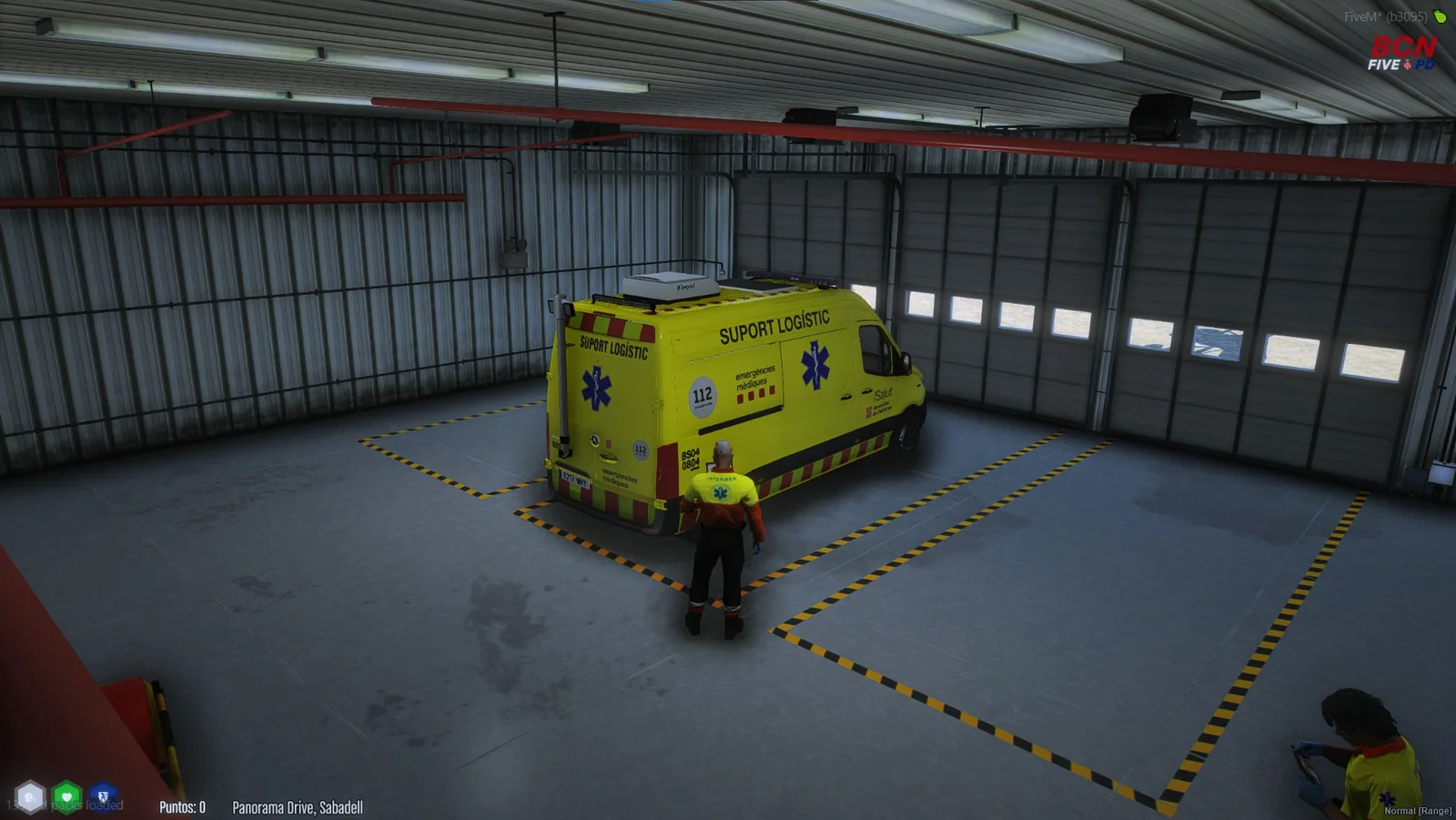 Técnico del SEM junto a una ambulancia de soporte logístico en el garaje